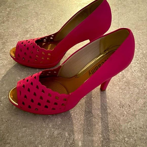 Pink heels with gold accents! - Picture 1 of 5